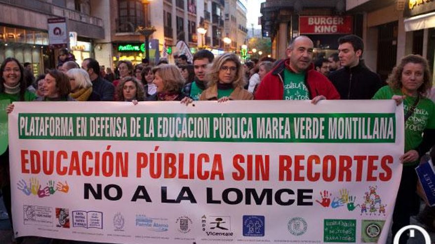 Más de medio millar de personas claman contra la reforma educativa