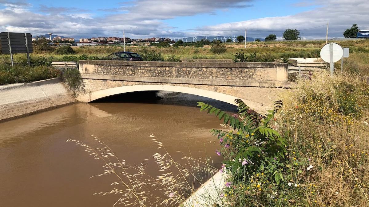 Un hombre de 32 años resulta herido tras caer con su coche al canal de Lodosa en Calahorra