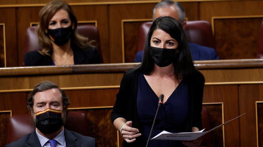 La diputada de Vox Macarena Olona interviene durante la sesión de control al Gobierno celebrada este miércoles en el Congreso de los Diputados. EFE/Chema Moya