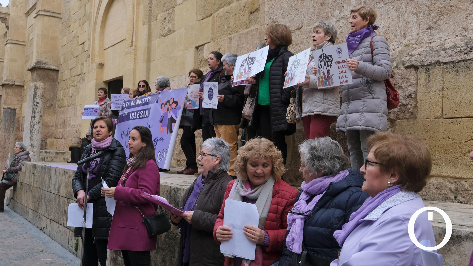Concentración Revuelta de Mujeres en la Iglesia