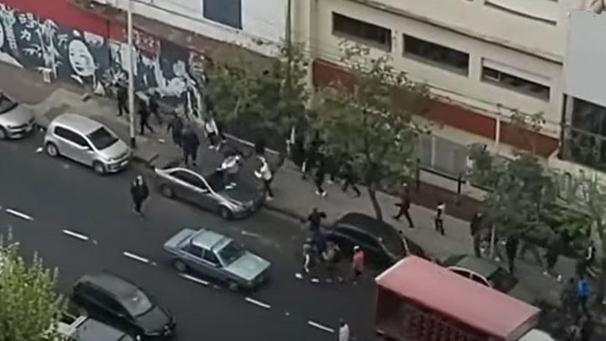 Tiros, caos y detenidos tras un enfrentamiento entre dos sectores de la barra de Independiente