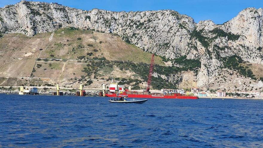 El temporal provoca una nueva fractura y vertidos en el barco OS35 encallado frente a Gibraltar