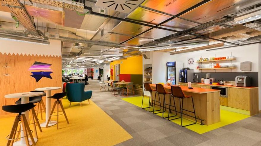 Facebook contratará a 2.000 personas en España y construirá un cable submarino