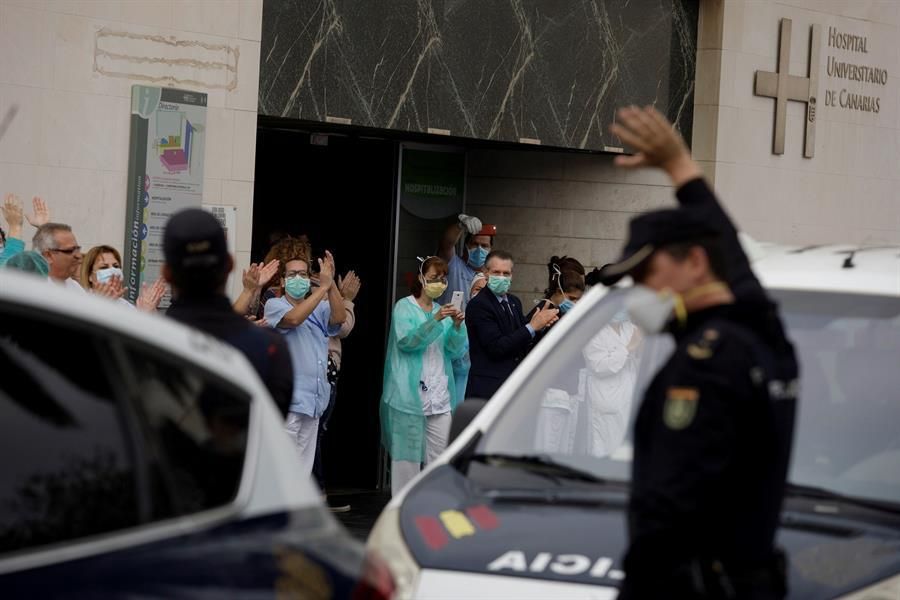 Policías y Protección Civil rinden homenaje a los sanitarios y pacientes del HUC