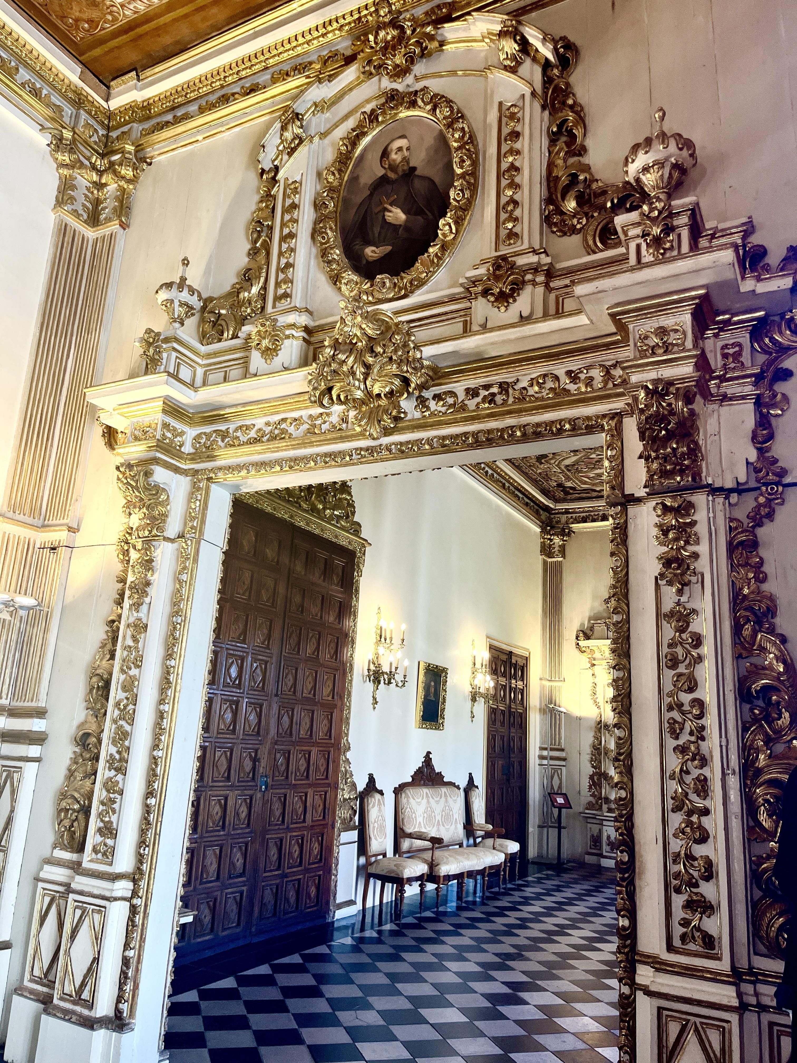 Una de las estancias de la Galería Dorada con un retrato de San Francisco de Borja.