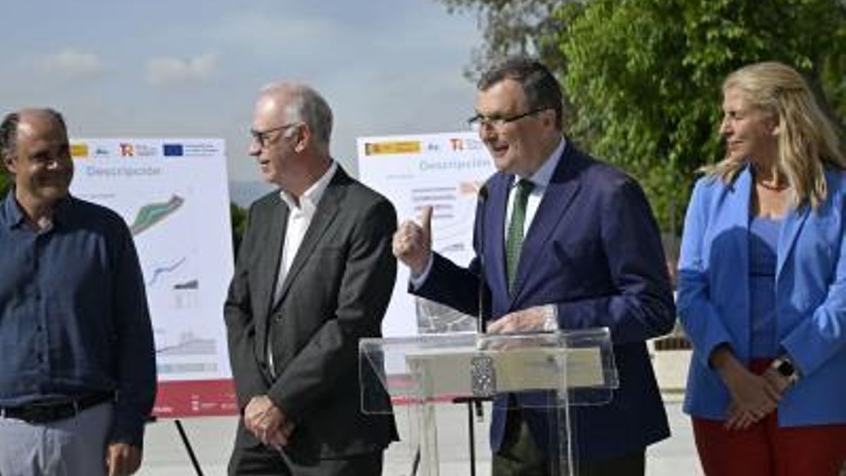 El Alcalde de Murcia, José Ballesta, acompañado por miembros del Equipo de Gobierno y presidentes de la Juntas Municipales