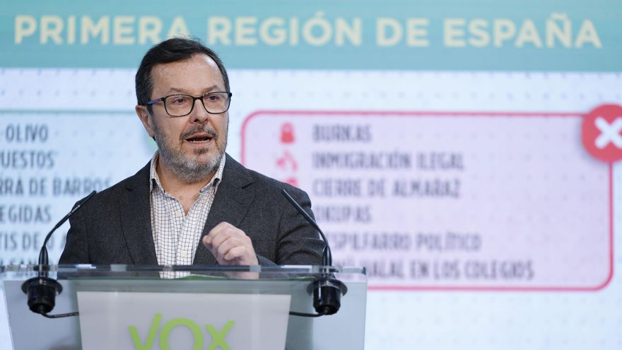 El portavoz de Vox, José Antonio Fúster, durante la rueda de prensa que ha ofrecido este lunes en la sede del partido en Madrid. EFE/ Mariscal