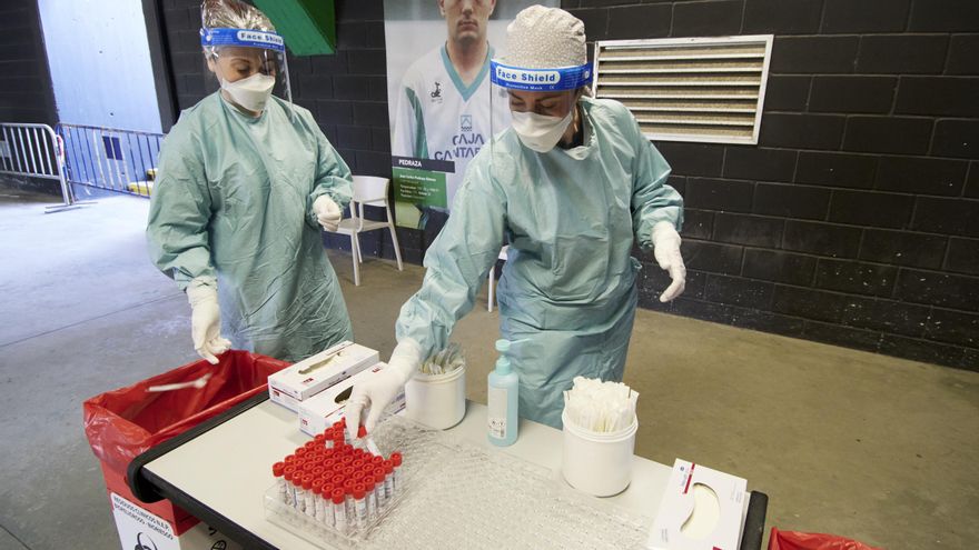 Trabajadores sanitarios se preparan para realizar test de antígenos