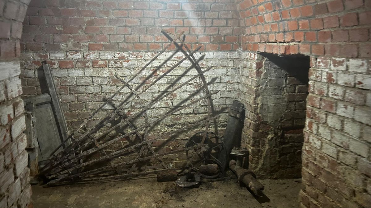 Algunas de las herramientas de jardinería que se guardaban en el refugio después de la guerra