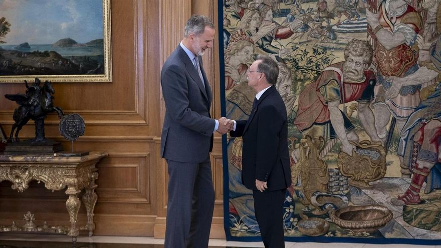 Imagen de archivo de Felipe VI y el presidente de Ceuta, Juan Jesús Vivas.
