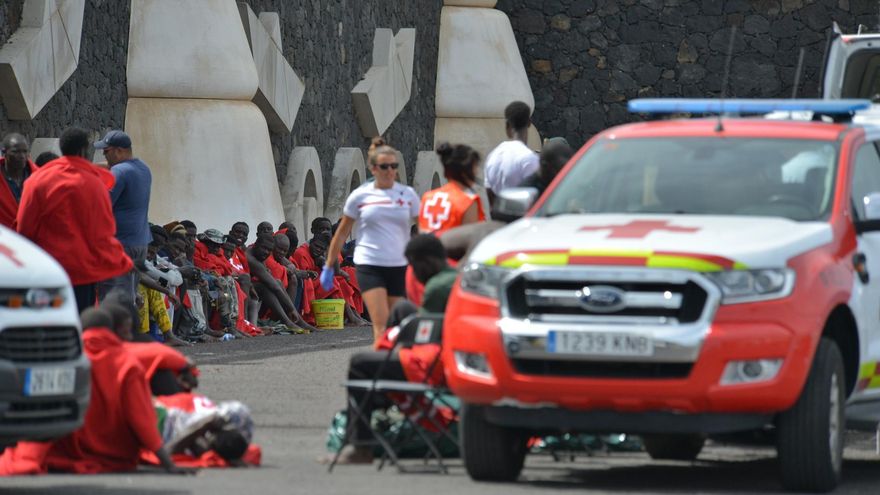 Un nuevo cayuco ha llegado por sus propios medios este miércoles al puerto de La Restinga, en El Hierro, con 128 migrantes de origen subsahariano a bordo. EFE/Gelmert Finol