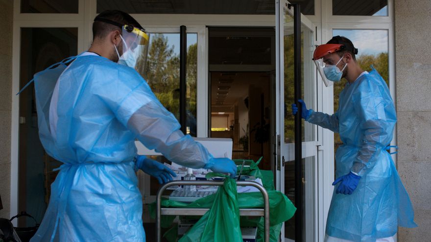 Dos sanitarios trabajan en una residencia de mayores de Ourense. EFE/ Brais Lorenzo/Archivo