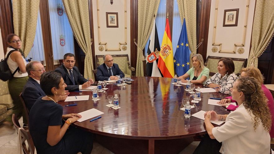 Peramato y Vivas se reúnen para tratar la situación de los menores en Ceuta.