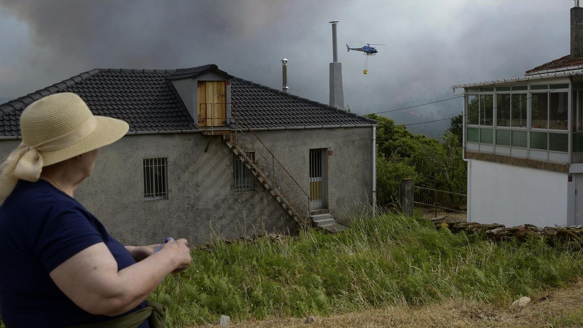 Desactivada la situación 2 del incendio del municipio ourensano de Boborás al dejar de correr peligro las casas