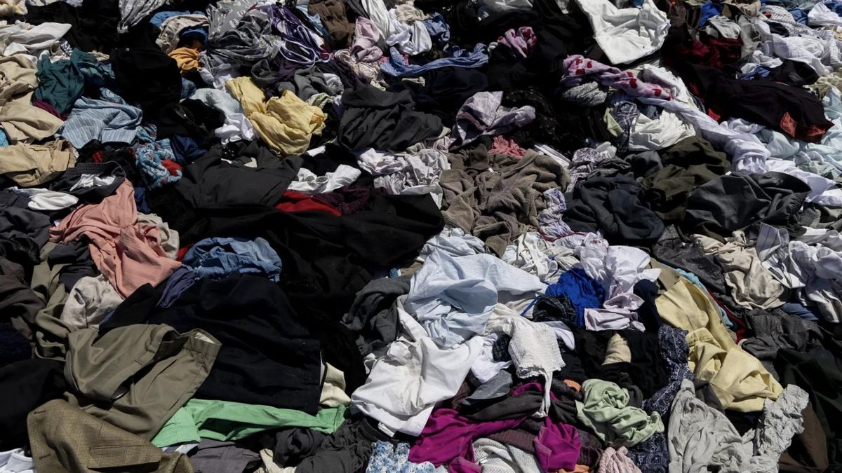 Fotografía de basura en el vertedero de ropa ubicado en el Desierto de Atacama, el 13 de abril de 2024, en Iquique (Chile). Especialistas advierten que Argentina podría convertirse en el nuevo basural del mundo.
