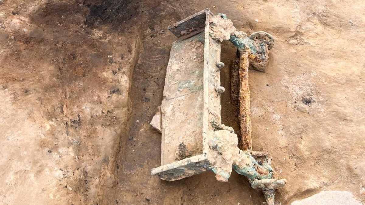 Carro de bronce hallado en la última campaña de excavaciones en el yacimiento tartésico de Casas del Turuñuelo