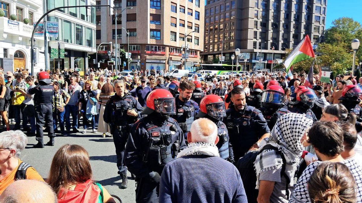 Momentos de tensión entre manifestantes y agentes de la Brigada Móvil de la Ertzaintza en la protesta frente a la Subdelegación del Gobierno de España en Bilbao