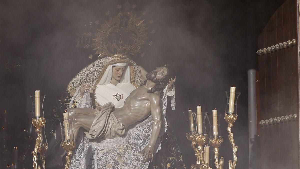 La procesión de la Hermandad de Las Angustias, en imágenes