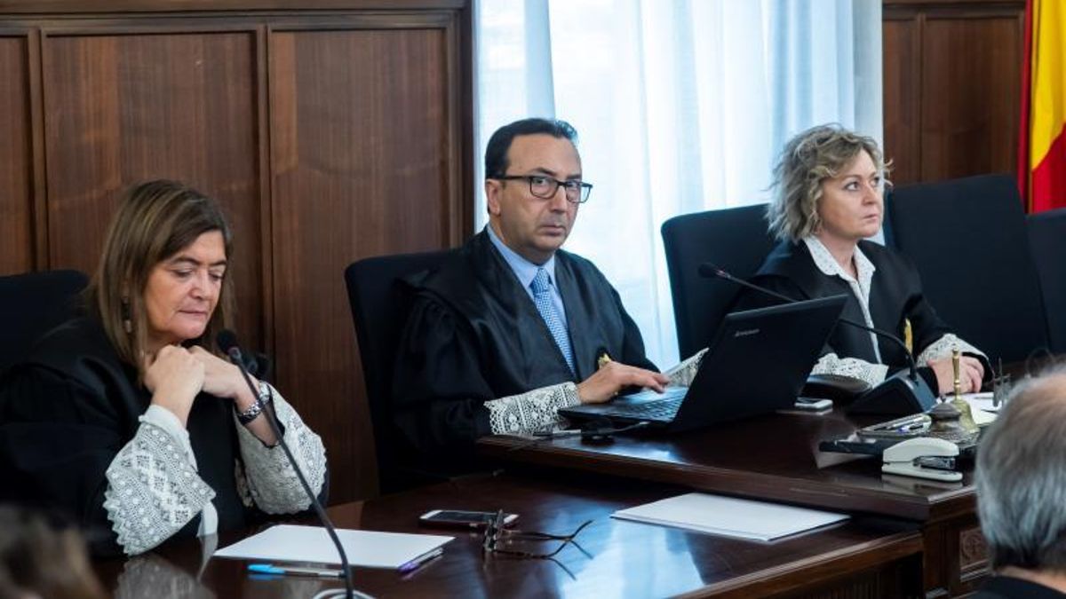 Pilar Llorente, Juan Antonio Calle y Encarnación Gómez, los magistrados que presidieron el juicio de la pieza política del caso ERE