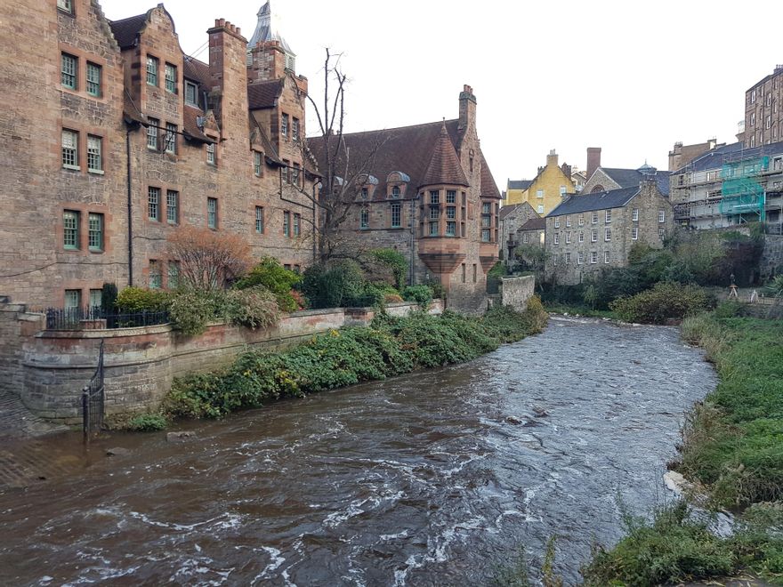 Dean's Village. Este barrio se construyó en el siglo XIX como una recreación de la Escocia rural dentro de la capital.