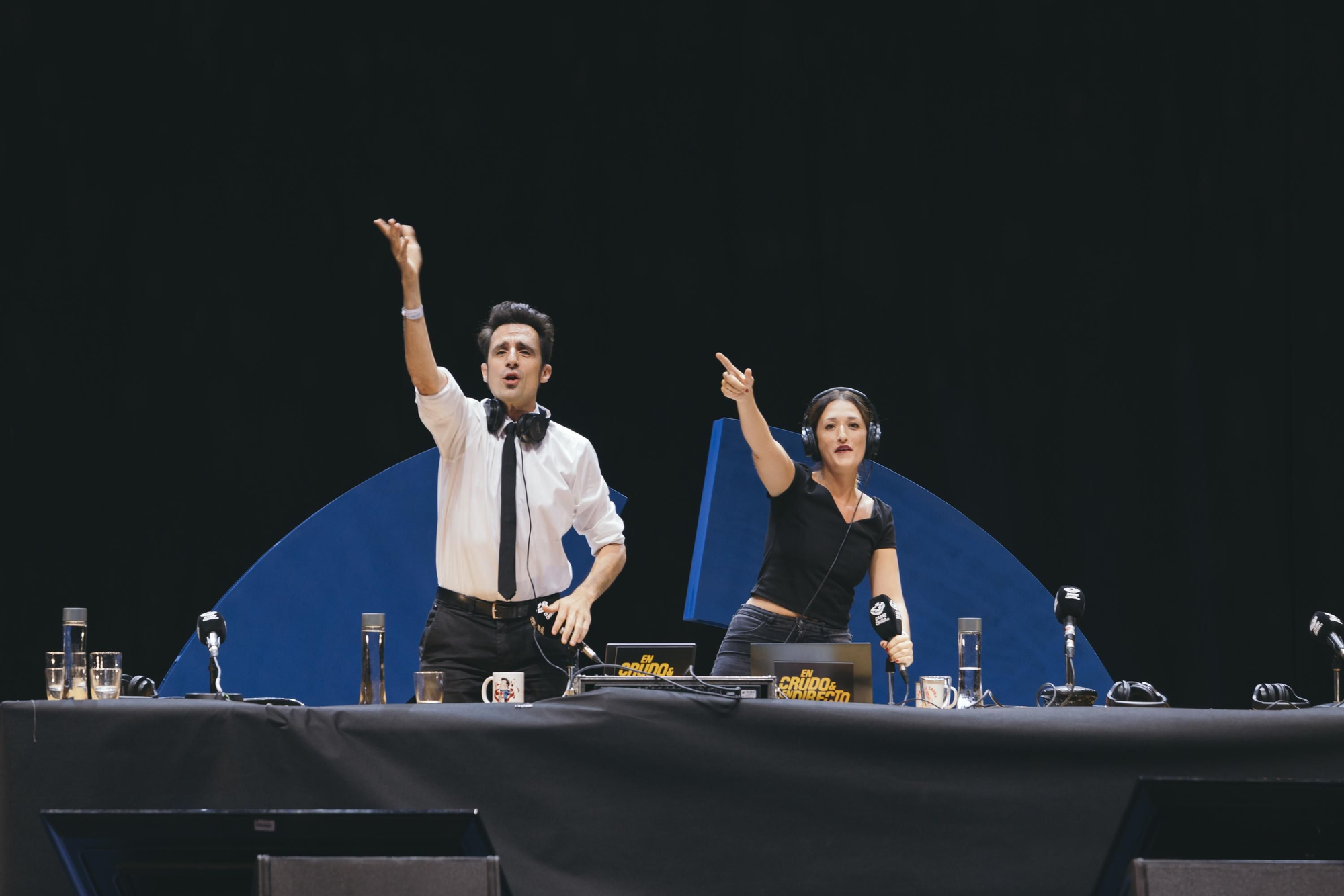 Javier Gallego y Violeta Muñoz toman los micrófonos para realizar en directo el programa de ‘Carne Cruda’