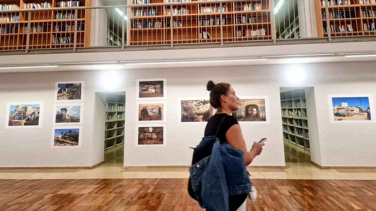 La Biblioteca de Ciències Socials Gregori Maians, de la Universitat de València, acoge la exposición 'Les escriptures de l’aigua. Una mirada social de la dana del 29 de octubre de 2024'.