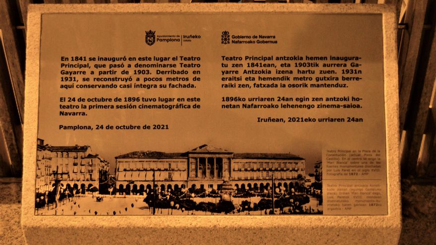 Placa conmemorativa del 125 aniversario de la llegada del cine en el lugar que ocupó el Teatro Principal