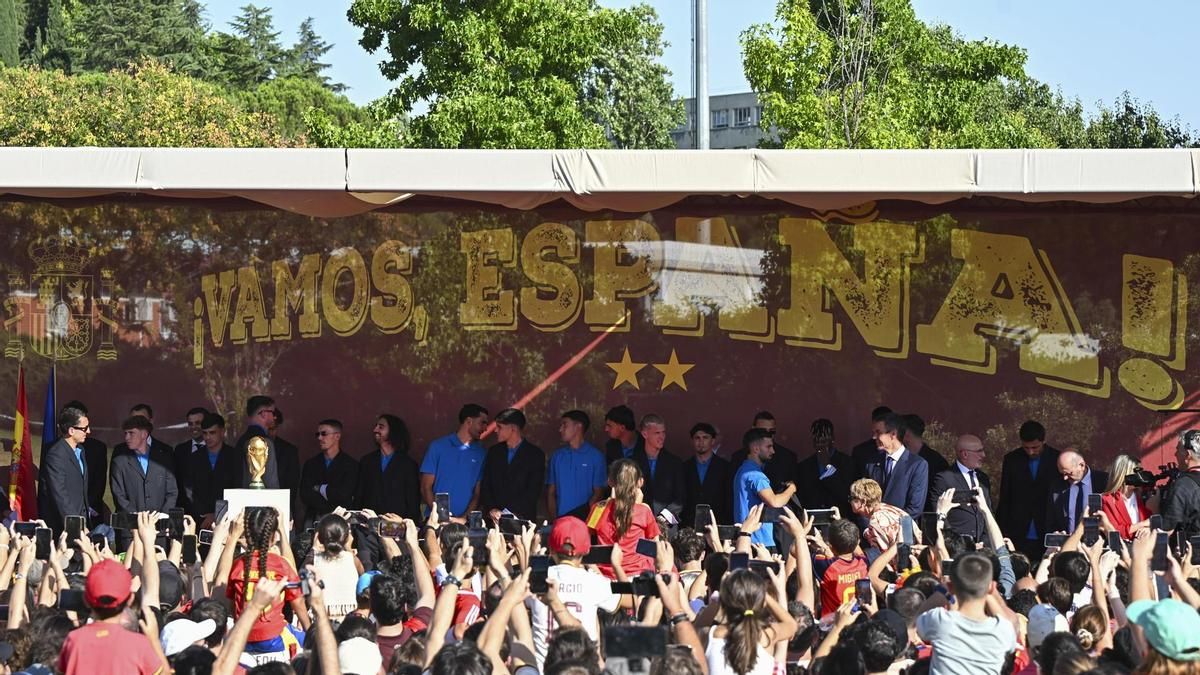 Los jugadores de la selección española durante la recepción del presidente del Gobierno, Pedro Sánchez (c-d), en el Palacio de la Moncloa el 20 de julio de 2026