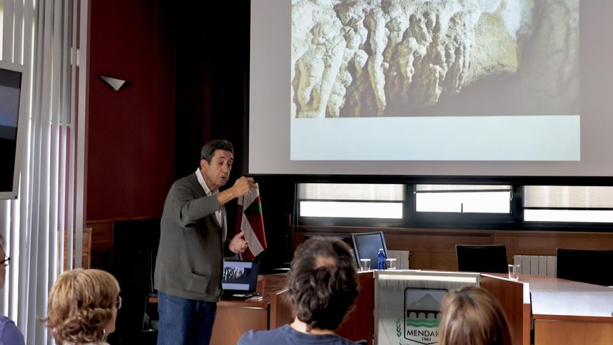 Descubren varios grabados rupestres de hace más de 13.000 años en una cueva de Gipuzkoa