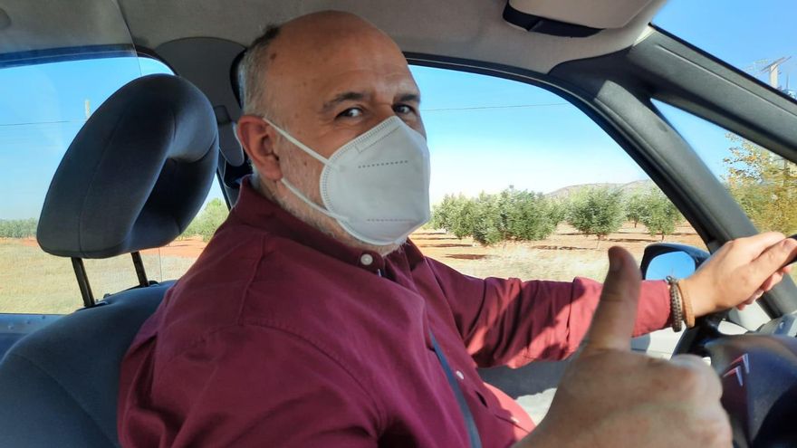 Manuel García Naharro, taxista en Ciudad Real: "El modelo actual de movilidad en las zonas rurales no es válido porque se hace con vehículos muy grandes"