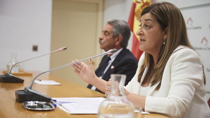 Archivo - La presidenta del Partido Popular de Cantabria, María José Sáenz de Buruaga, junto al secretario general del PRC, Miguel Ángel Revilla.