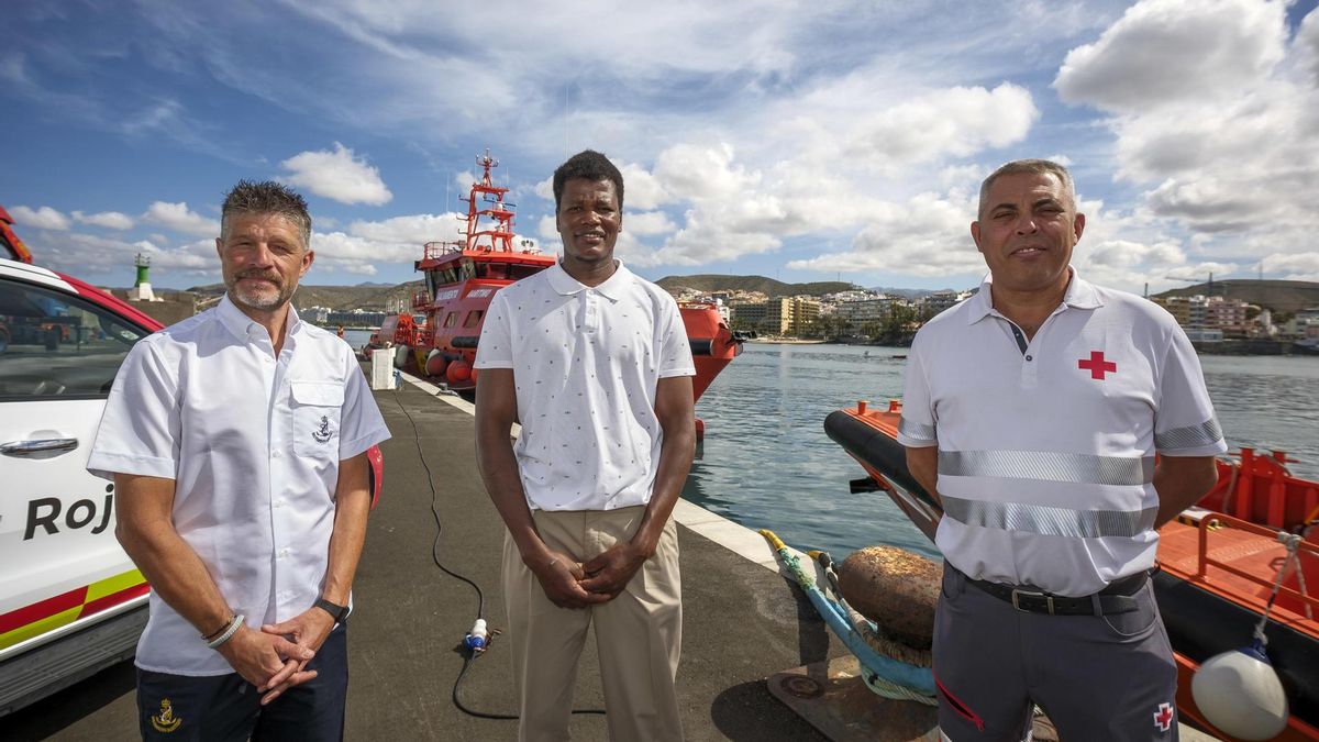 El patrón de la Guardamar Urania, Tito Vilarmea (derecha); el inmigrante senegalés Ousseynou Fall (centro); y el responsable de los equipos que despliega Cruz Roja en los puertos de Canarias cada vez que se rescata un cayuco o patera, José Antonio Rodríguez Verona, en el puerto de Arguineguín.