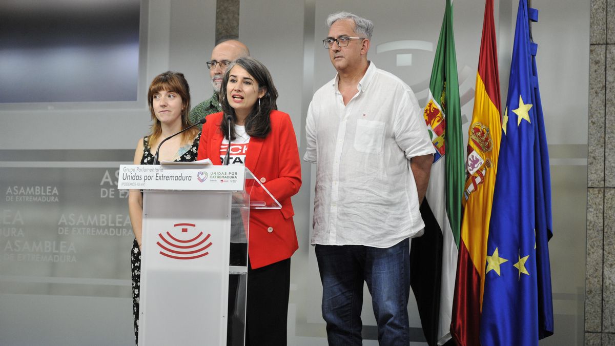 Los cuatro diputados de Unidas por Extremadura, tras la intervención de María Guardiola