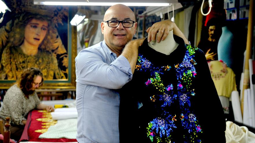 Vivir del arte sacro: la "magia" del bordador de oro que lo mismo cose para vírgenes que para diseñadores de moda