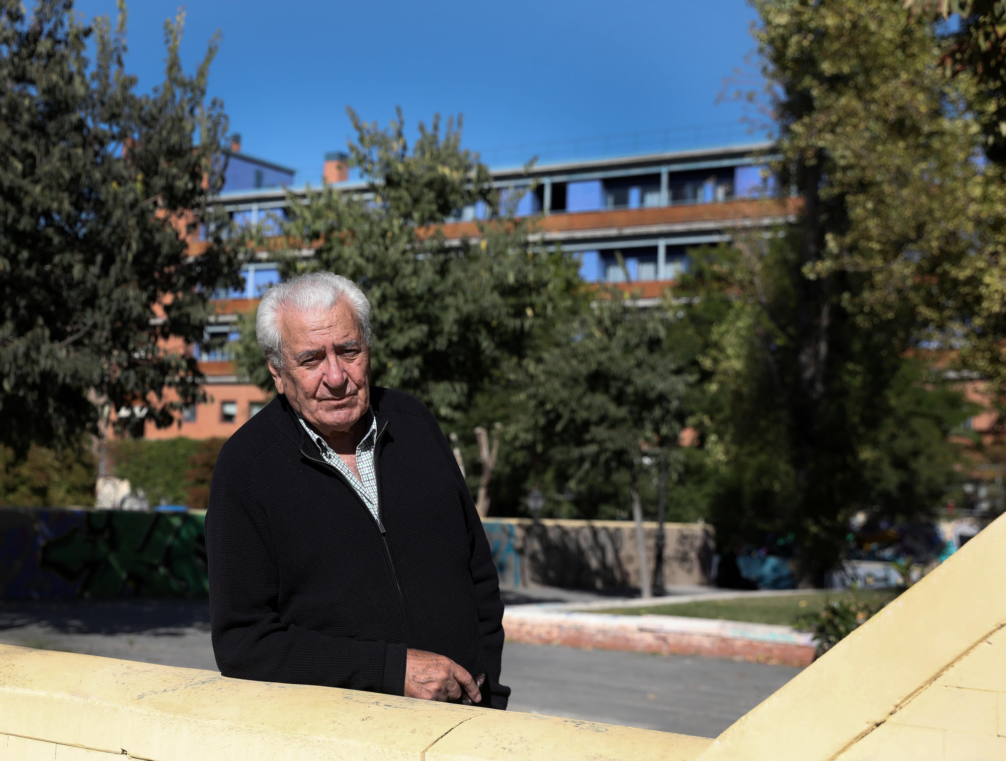 Tomás Plaza, frente a la residencia de Peñuelas en la que vive con su mujer