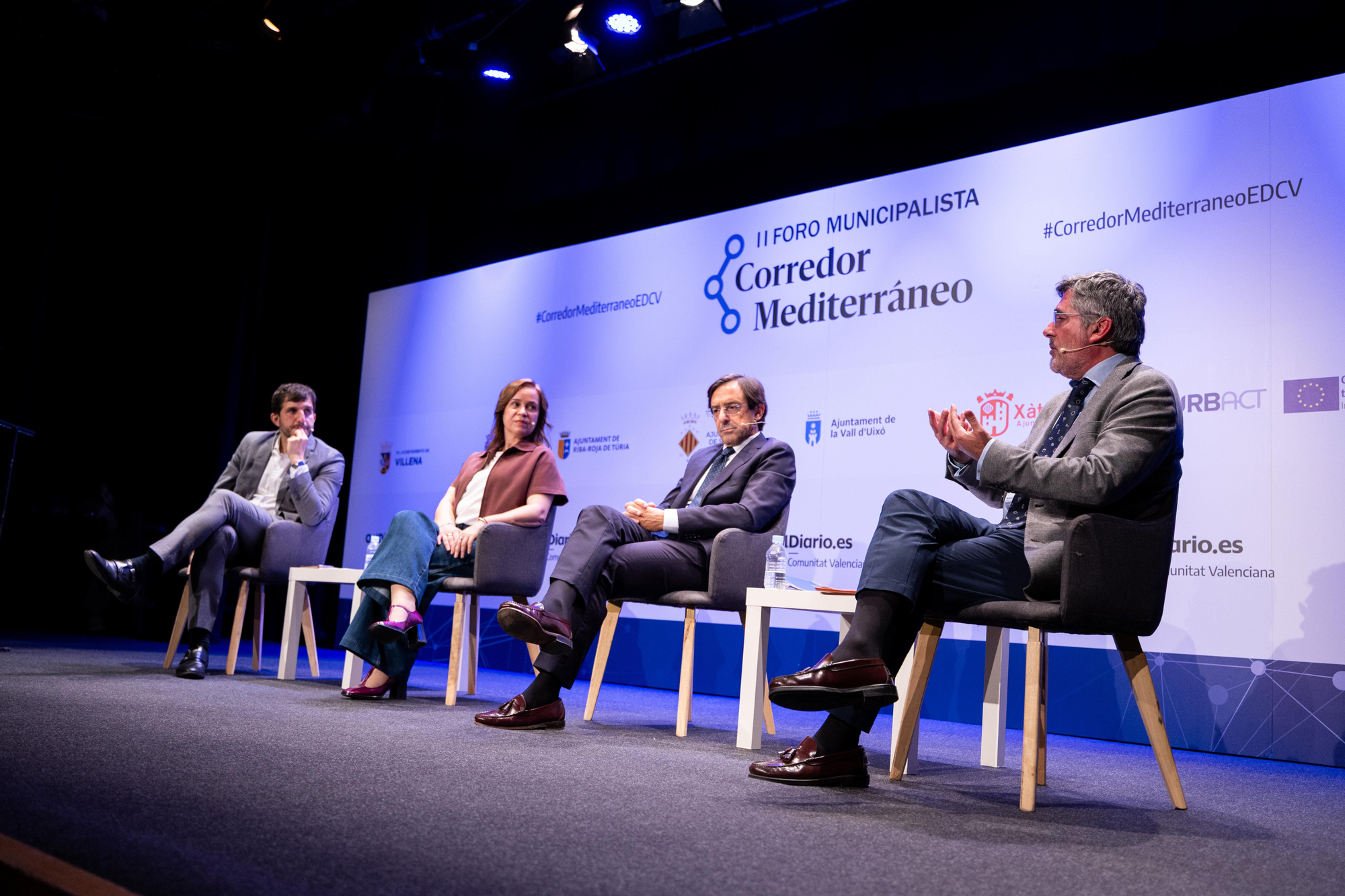 Sergi Pitarch, director de elDiario.es en la Comunitat Valenciana; Isabel López Galera, alcaldesa de Xixona; Luis Rodriguez, presidente del Puerto de Alicante; y Carlos Pastor, diputado de Desarrollo Económico y Proyectos Europeos de la Diputación de Alicante, en el II Foro Municipalista Corredor Mediterráneo.