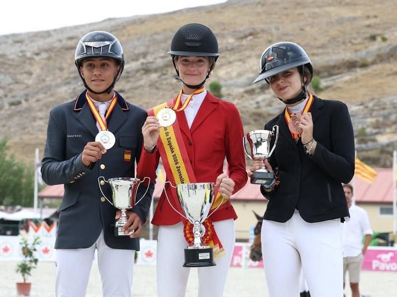 Rafael Velasco (primero por la izquierda), muestra la medalla de plata conquistada en Segovia