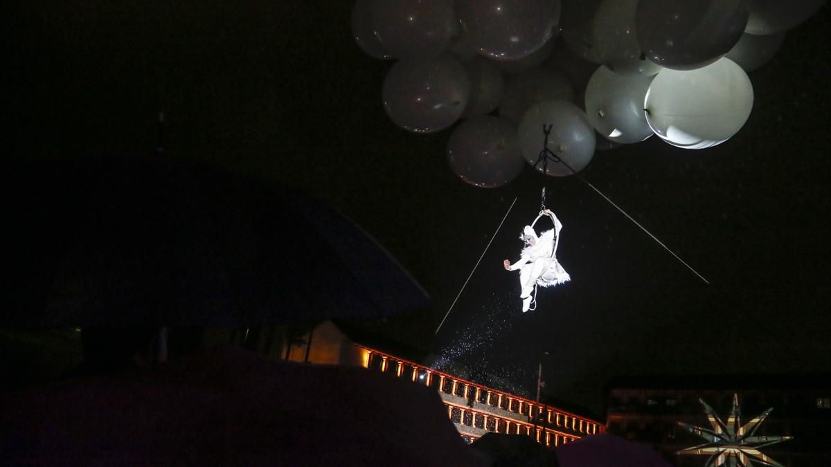 Espectáculo aéreo en la plaza de la Corredera