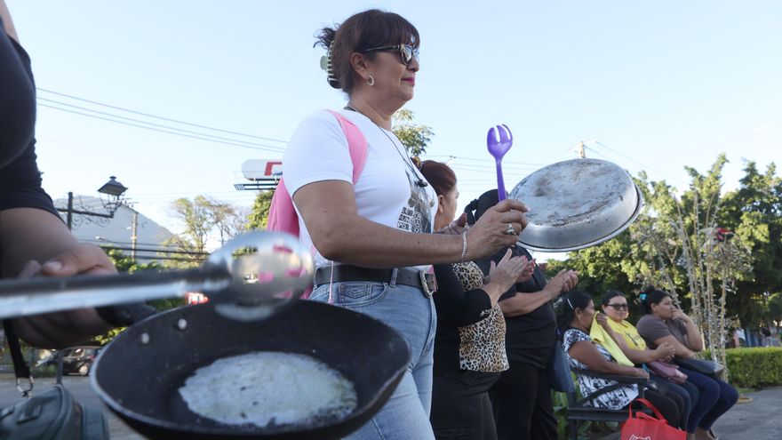 Protestan contra "despidos arbitrarios" de trabajadores de la Salud en El Salvador