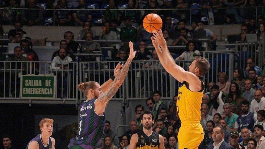 La Laguna Tenerife roza el liderato pero cae en Málaga