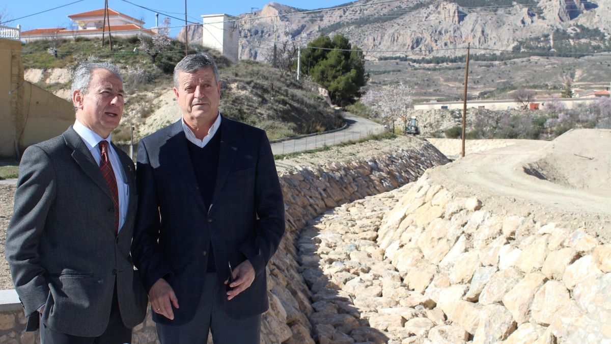 El presidente de la Confederación Hidrográfica del Segura (CHS), Miguel Ángel Ródenas, y el alcalde de Vélez Rubio, Miguel Martínez-Carlón.