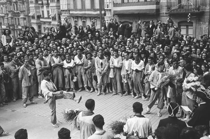 Aurresku en 1943 en la balconada de San Miguel
