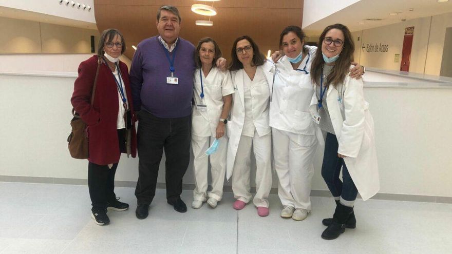 Tina García Moreno en el centro de la imagen, junto a otros profesionales sanitarios y el gerente del CHUT