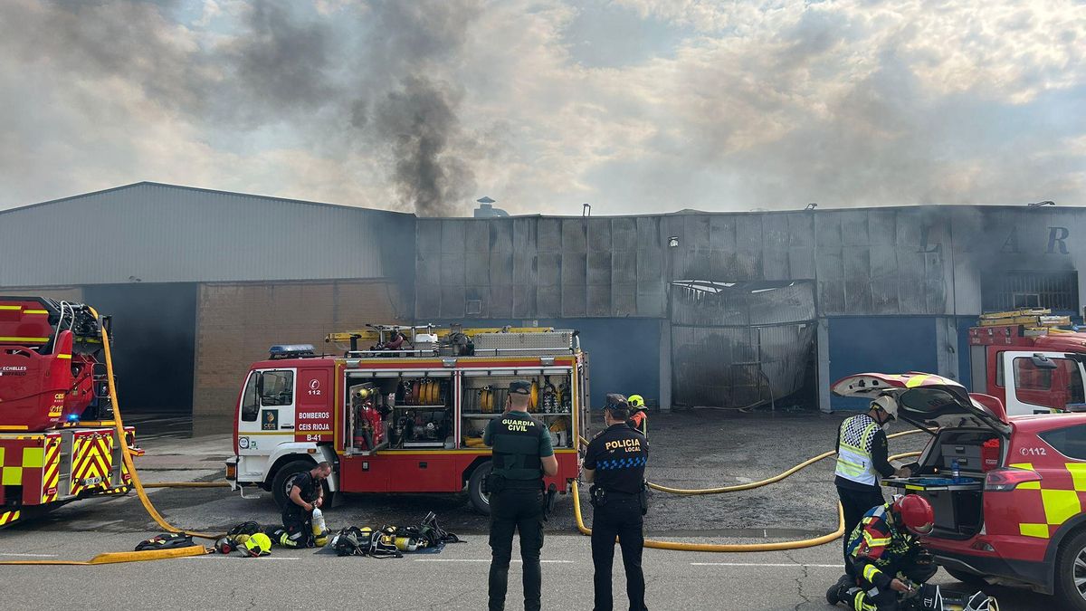 El incendio de Sillalfaro deja ocho personas atendidas y provoca el colapso total de una nave y parcial de la otra