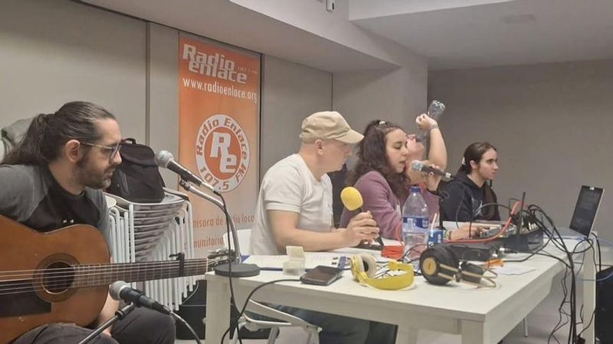 El 'concejal aguafiestas' de Hortaleza multa a una radio vecinal crítica por negarse a abandonar su local