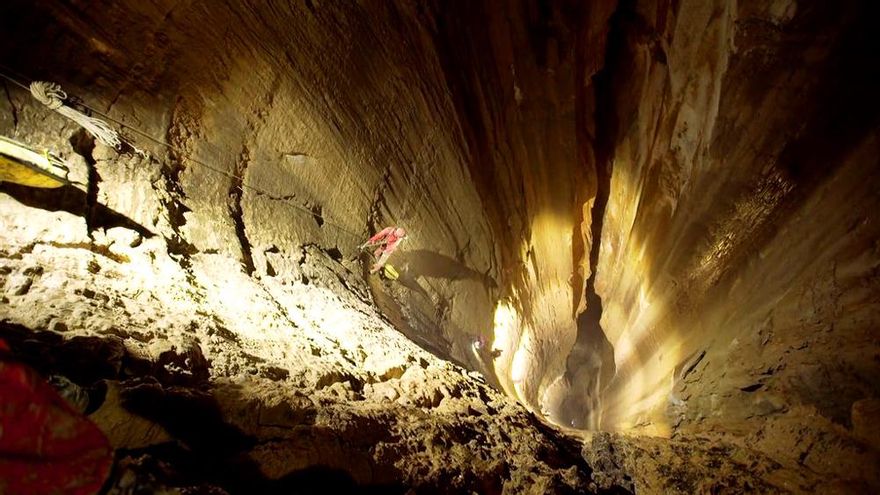 Jesús Calleja, durante el descenso de la sima MTDE