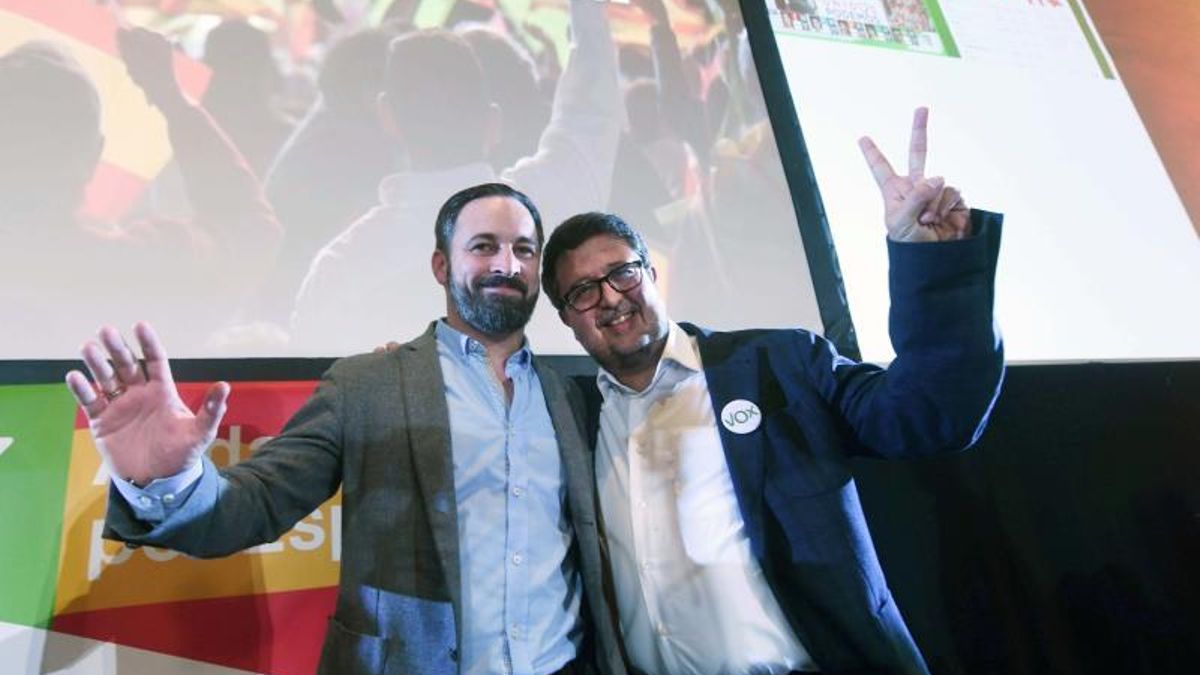 El presidente de Vox, Santiago Abascal, y el candidato a presidir la Junta de Andalucía, Francisco Serrano