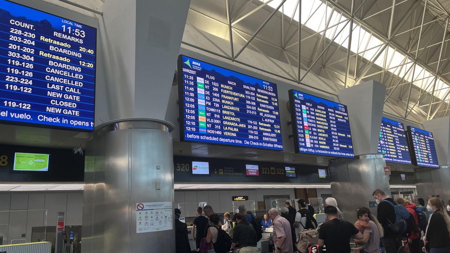 La suerte de los pasajeros atrapados por el temporal de Canarias depende de la compañía aérea y del destino