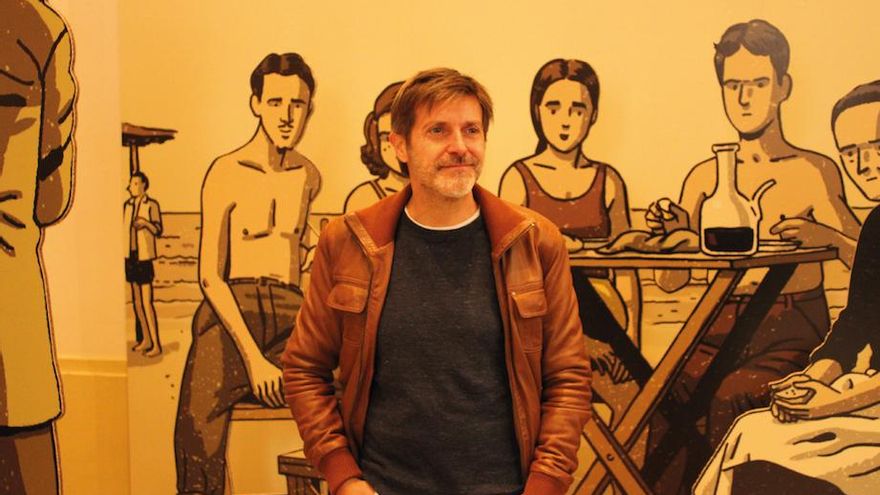 Paco Roca ante una de las viñetas expuestas en La Nau de la Universitat de València.