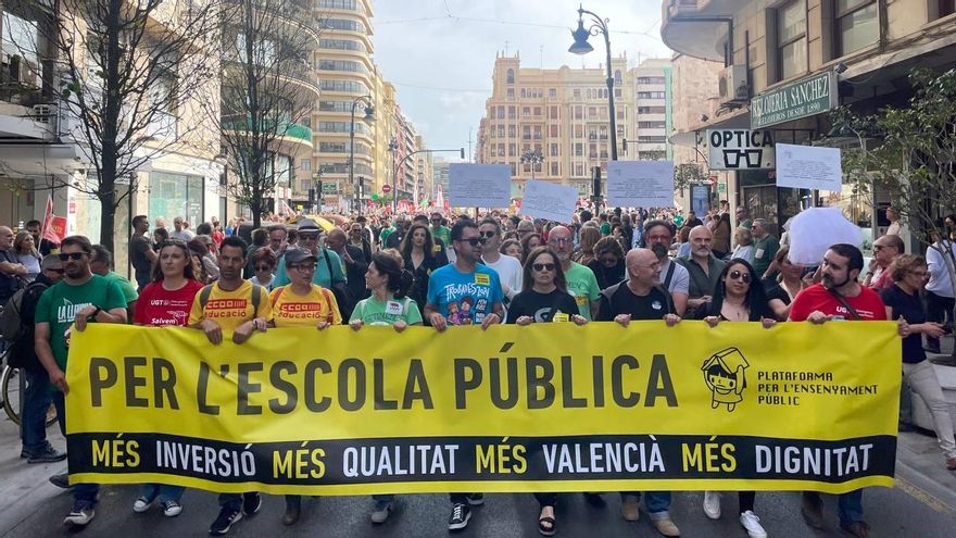 Protesta masiva en València de la escuela pública contra las políticas del PP: “En Educación, ningún recorte"